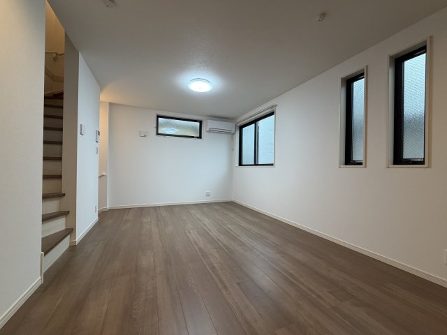 QualitiA上十条戸建の居間写真