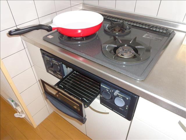 その他　コンロは３口あるシステムキッチンです