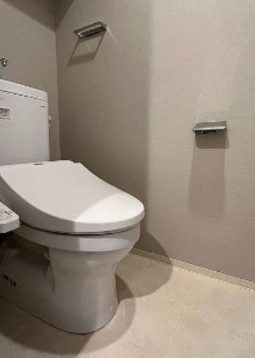 トイレ　落ち着いた色調のトイレです