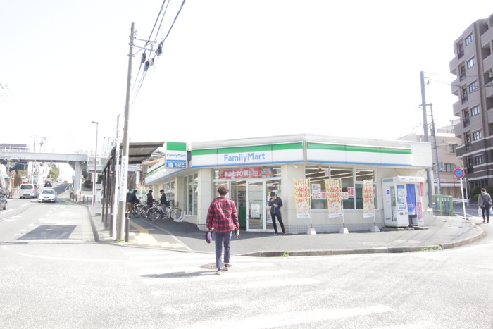 コンビニ　ファミリーマート鶴ヶ峰店（コンビニ）まで650m