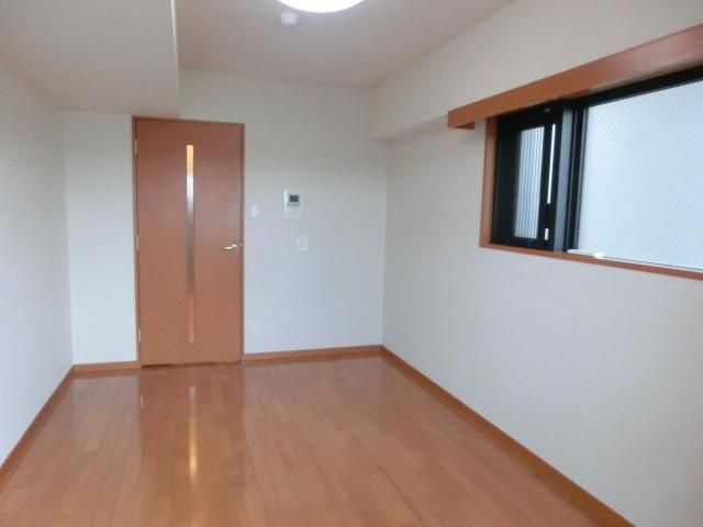 居室・リビング　角部屋２面採光のお部屋です