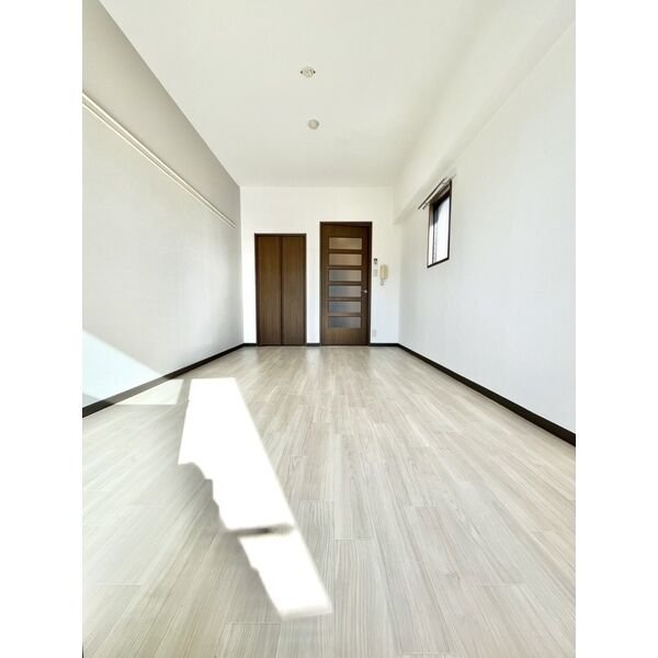 居室・リビング　内装のきれいなお部屋です