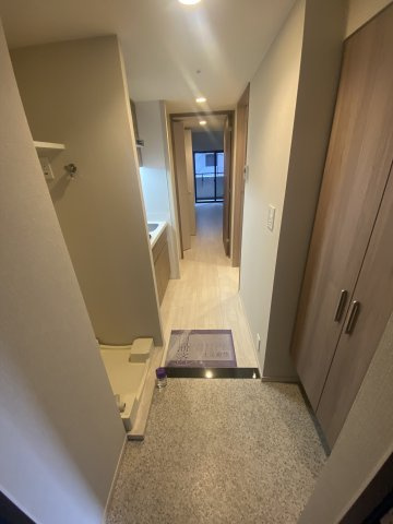 玄関　※写真は同じマンションの違う部屋のものになります。