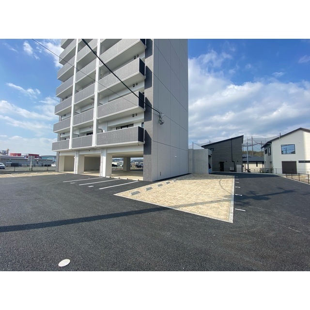 駐車場　屋根有駐車場もあります（空き要確認）