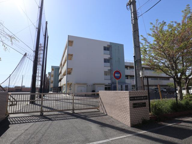 中学校　横浜市立東山田中学校（中学校）まで1128m