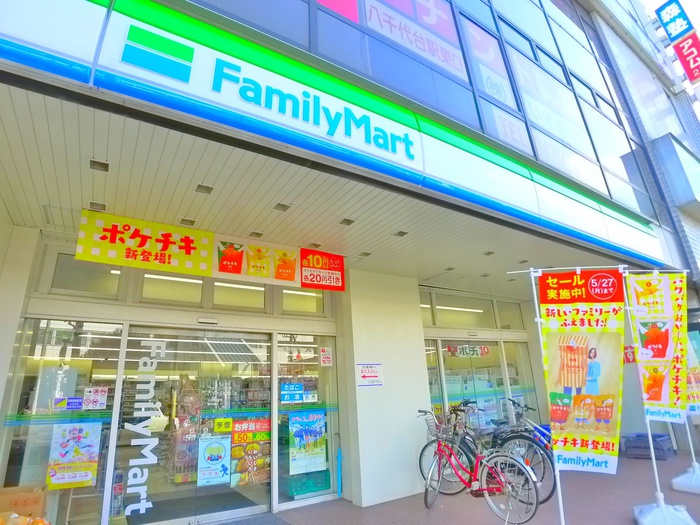 コンビニ　ファミリーマート（コンビニ）まで800m