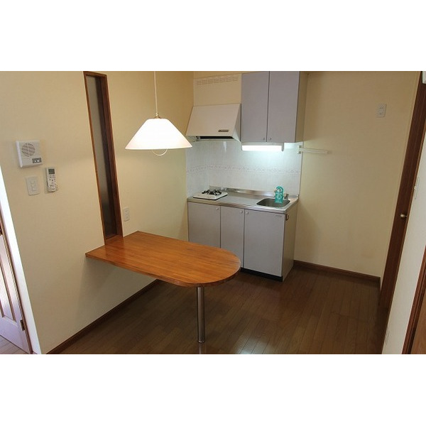 キッチン　※反転タイプの部屋写真。現況を優先します。