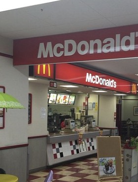 飲食店　マクドナルド墨田文花オリンピック店（飲食店）まで137m