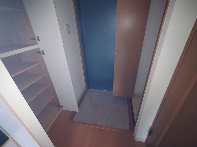 玄関　同物件別号室のものです。