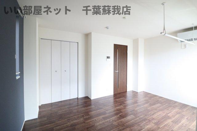 その他部屋・スペース　落ち着いた色調の寝室です