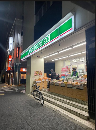コンビニ　ローソンストア100新宿1丁目店（コンビニ）まで135m