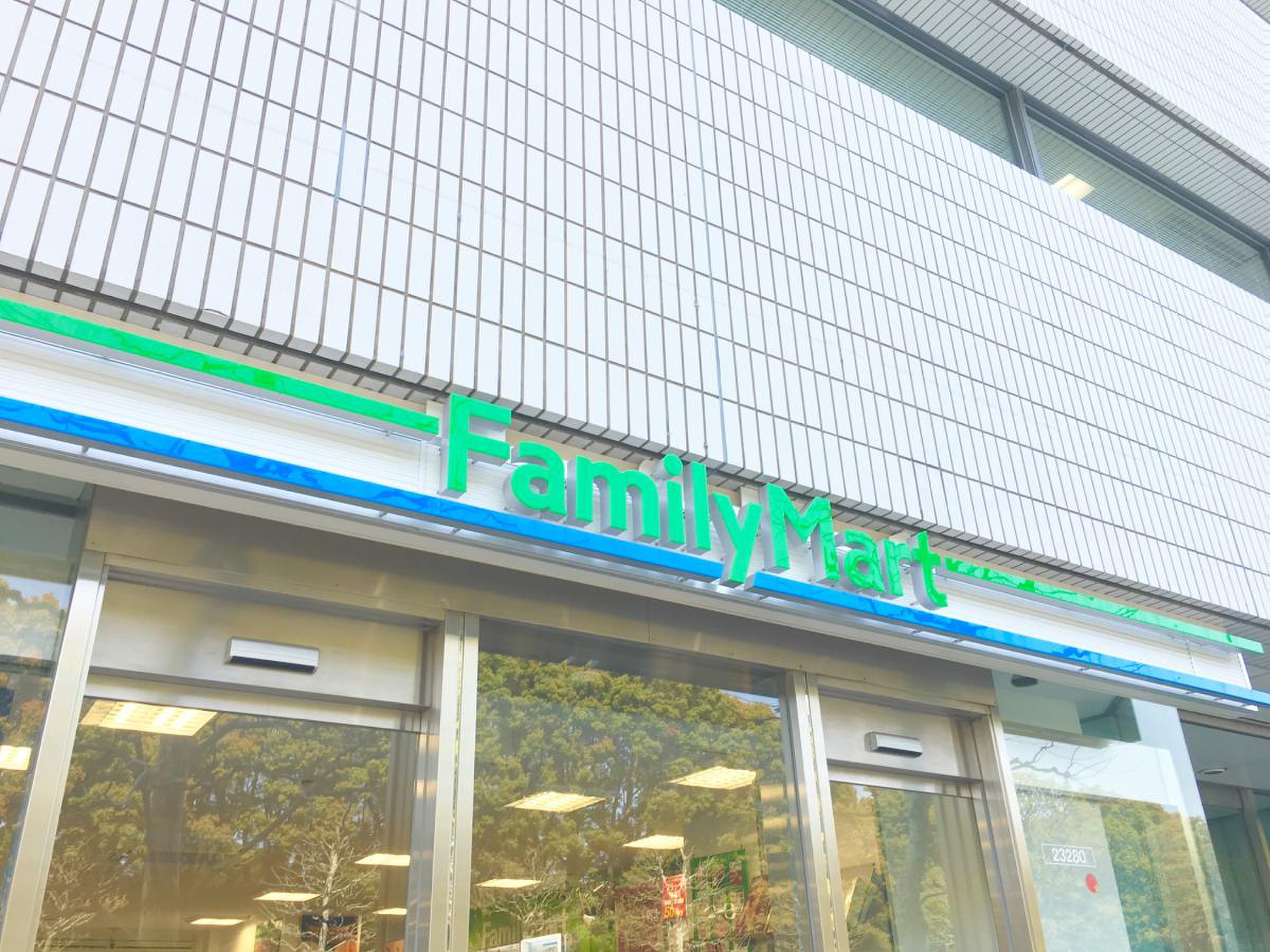 コンビニ　ファミリーマート青山通り赤坂七丁目店（コンビニ）まで431m