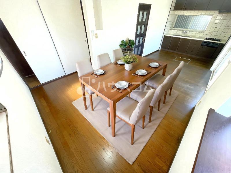 国松町8-30 貸家の居間写真