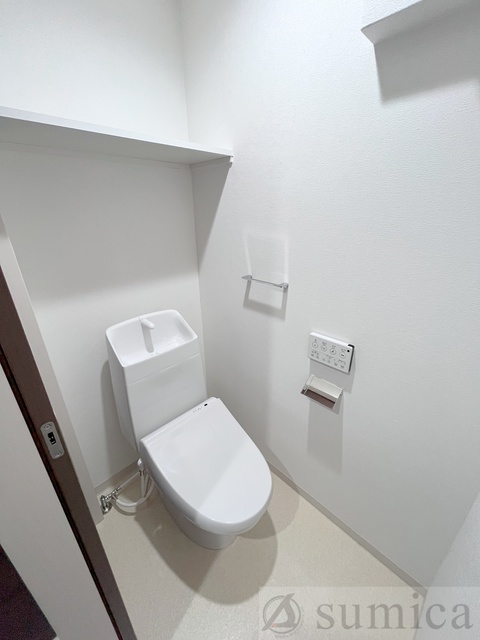 トイレ　人気アイテムの温水洗浄便座。清潔感のあるトイレです。