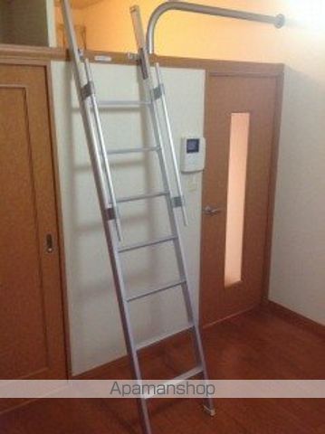 レオパレスリトルマウンティンIIIの居間写真
