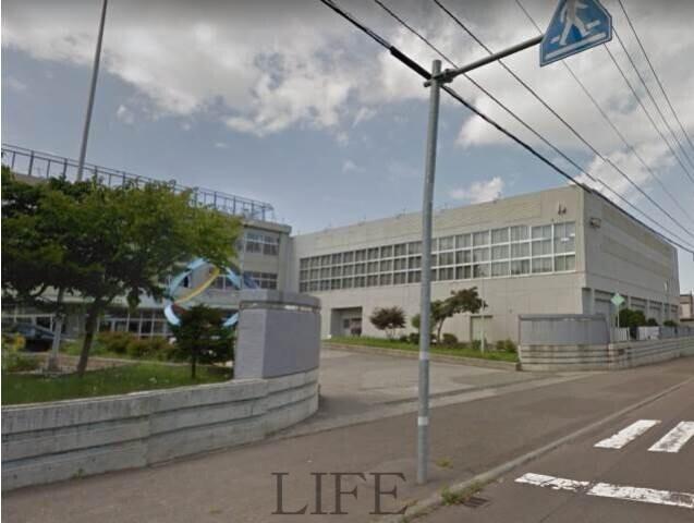 中学校　札幌市立手稲東中学校（中学校）まで981m