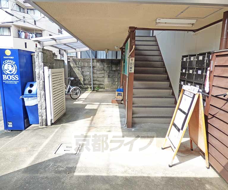 【京都市北区衣笠東開キ町のマンションのエントランス】