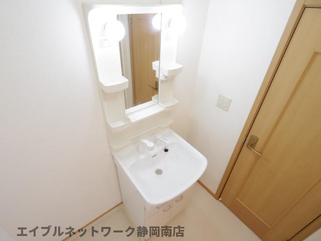 洗面設備　明るい洗面所です