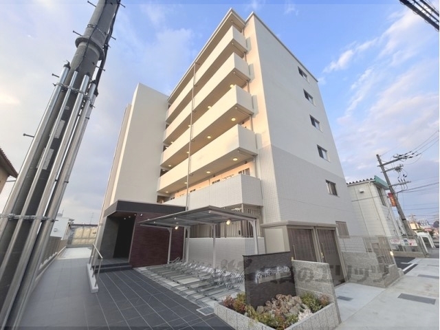 【橿原市葛本町のマンションの建物外観】