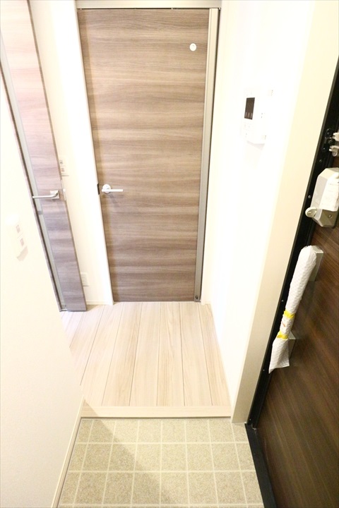 玄関　同メーカーの直近の新築物件室内写真です