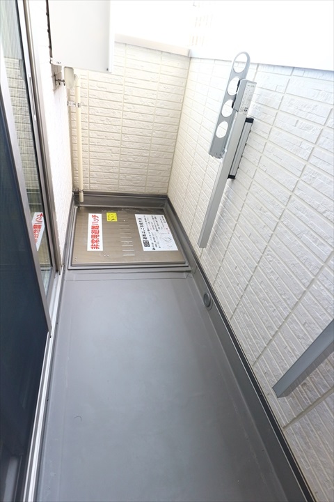 バルコニー　同メーカーの直近の新築物件室内写真です