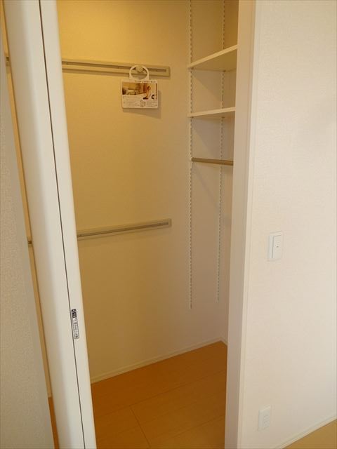 収納　同メーカーの直近の新築物件室内写真です