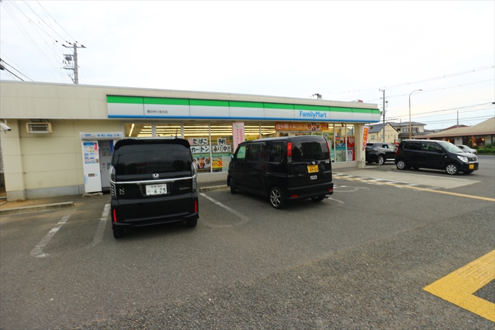 コンビニ　ファミリーマート富田林小金台店（コンビニ）まで500m