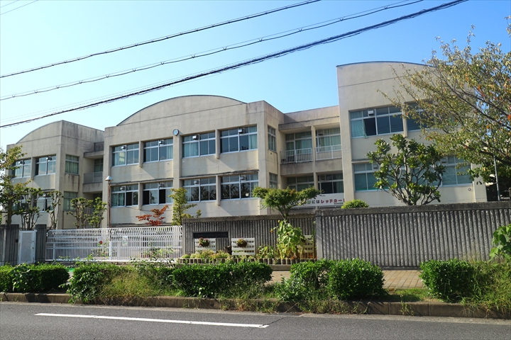 中学校　富田林市立明治池中学校（中学校）まで551m