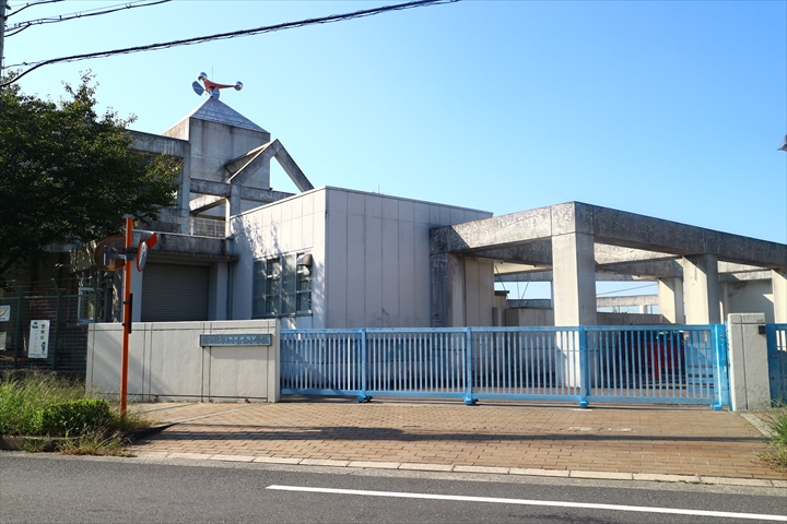 小学校　富田林市立小金台小学校（小学校）まで564m