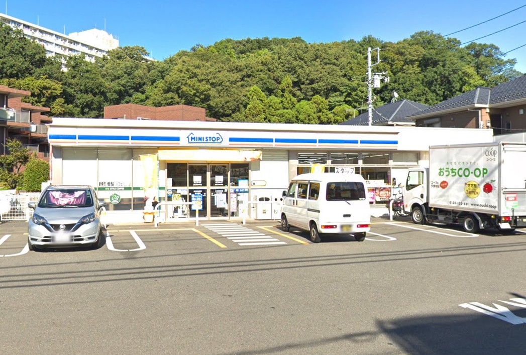 コンビニ　ミニストップ港北日吉本町店（コンビニ）まで335m