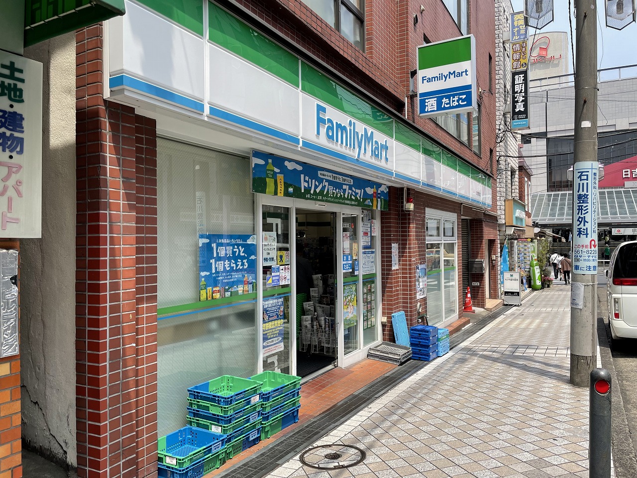 コンビニ　ファミリーマート日吉本町駅前店（コンビニ）まで689m
