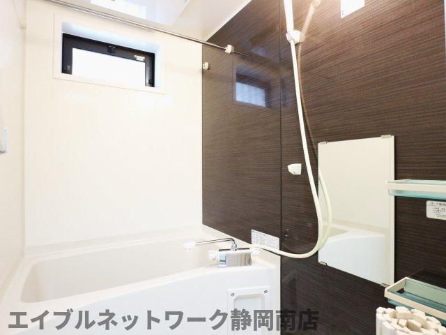 バス・シャワールーム　落ち着いた空間のお風呂です
