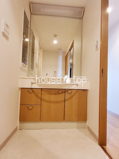 洗面設備　シャワー付洗面台完備