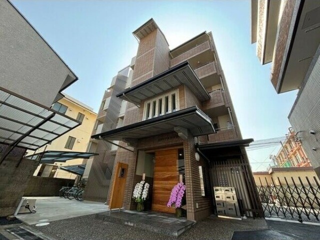 京都市南区八条町のマンションの建物外観