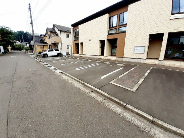 【仙台市太白区八木山南のアパートの駐車場】