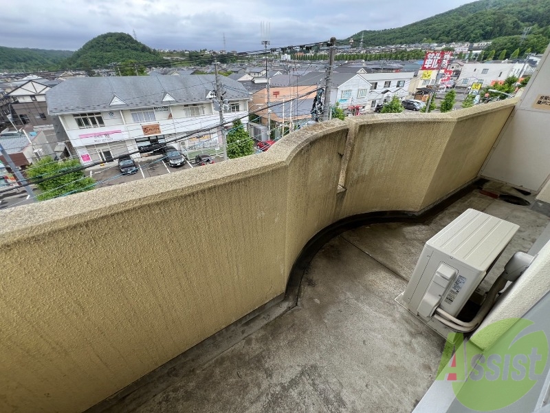 バルコニー　バルコニーは広々していて洗濯物など干して頂けます。