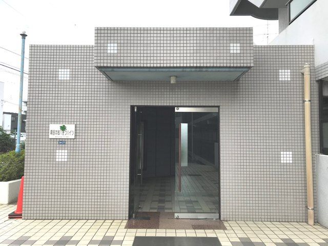 【千葉市花見川区幕張本郷のマンションのエントランス】