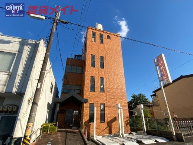 津市久居本町のマンションの建物外観