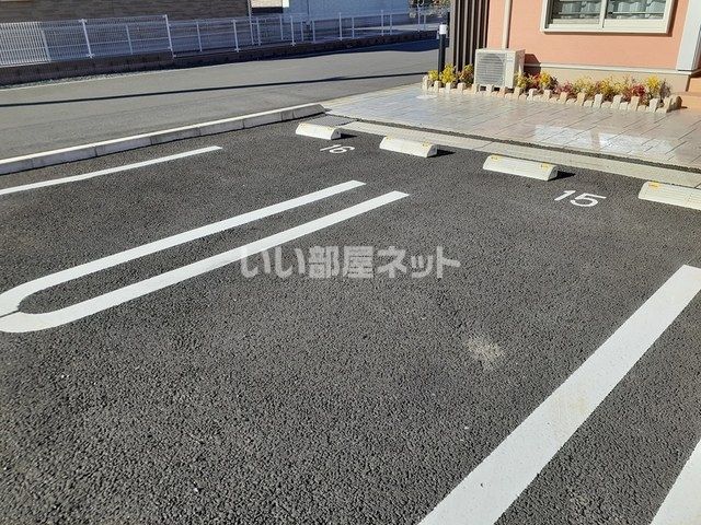 【パストラル　Ｅの駐車場】