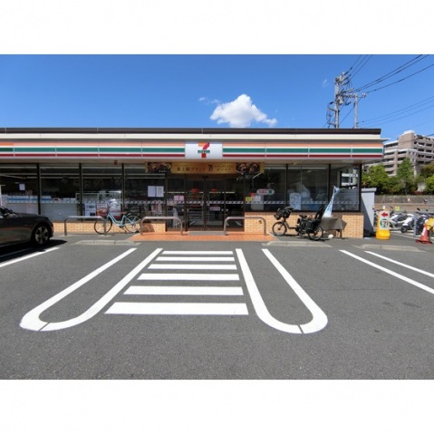 コンビニ　セブンイレブン（コンビニ）まで320m