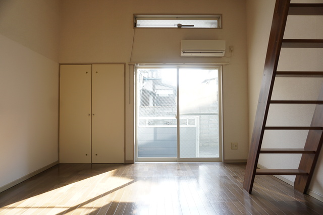 居室・リビング　ロフト付き洋室８帖です