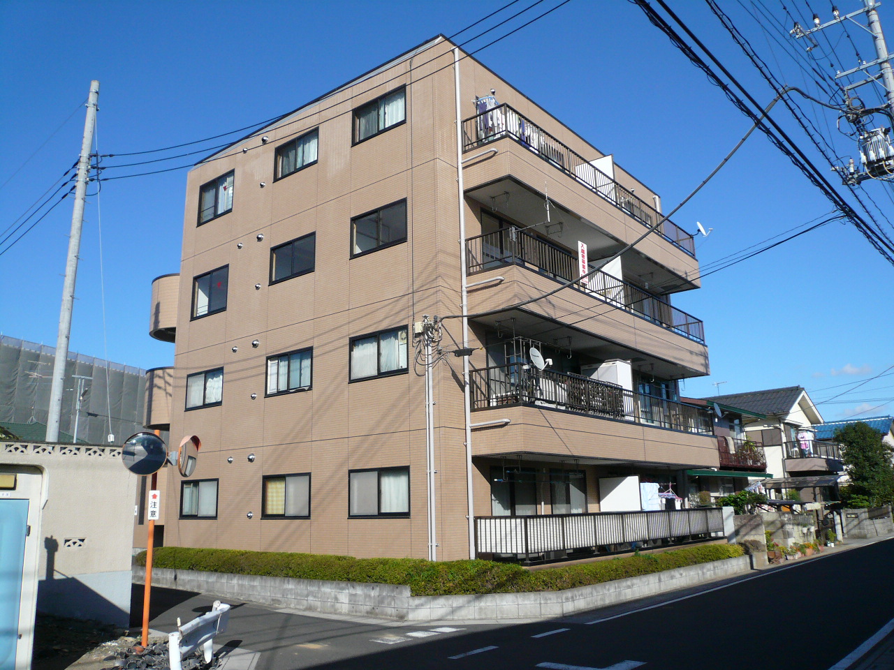 三郷市幸房のマンションの建物外観