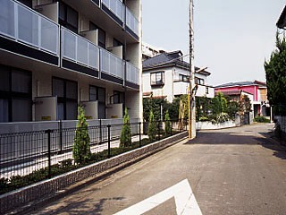 【東大和市立野のマンションの建物外観】