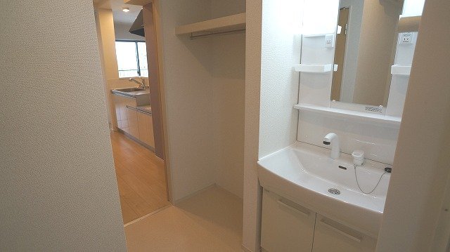 洗面設備　明るい洗面所です