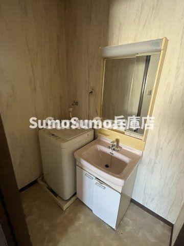 洗面設備　独立洗面台、小物を置くことができて便利です