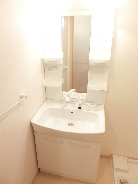 洗面設備　欠かせない独立洗面台です。