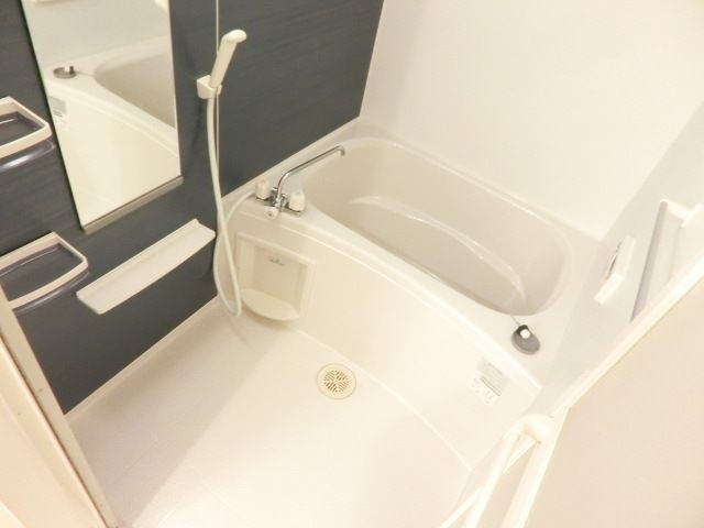 バス・シャワールーム　清潔感のあるバスルームです。