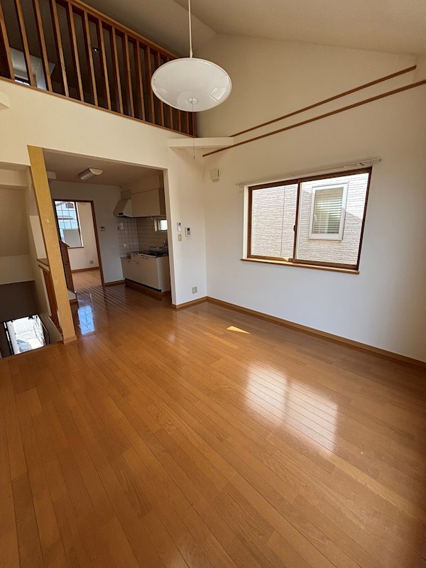 居室・リビング　ロフト付きの明るいリビングスペース