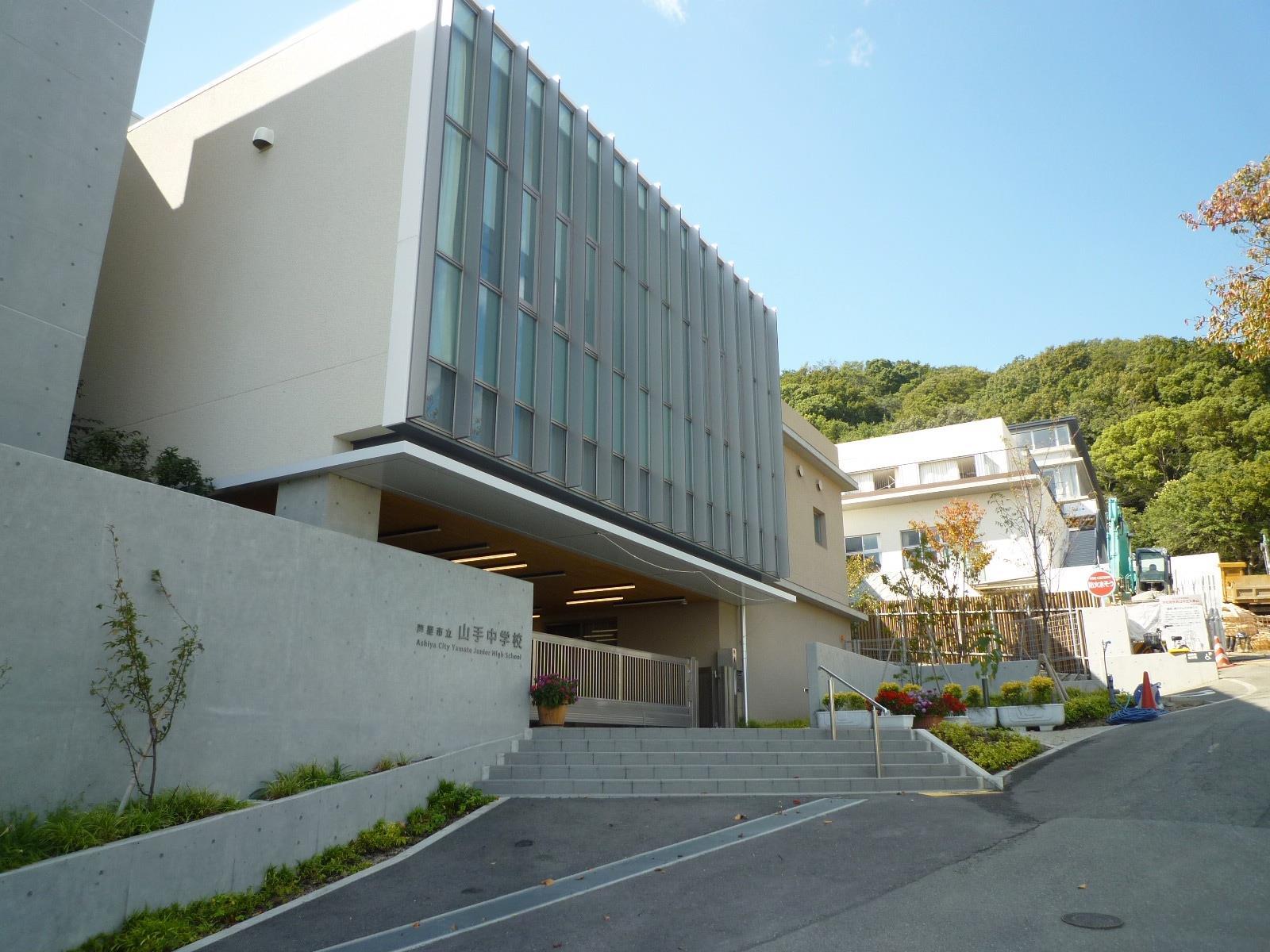 中学校　山手中学校（中学校）まで2700m