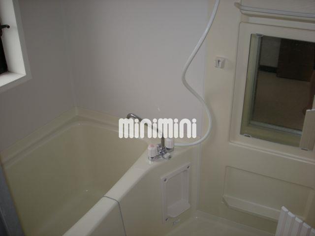 バス・シャワールーム　窓ついているので換気しやすく清潔感あるお風呂